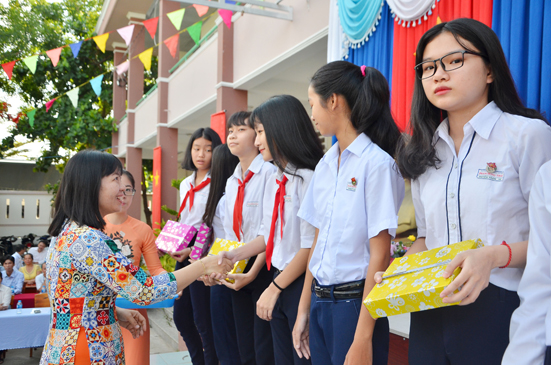 Bà Nguyễn Thị Kim Tuyền, Phó Giám đốc Nhà Thiếu nhi tỉnh tặng vải áo dài cho HS Trường THCS Phạm Hồng Thái (thị trấn Long Hải, huyện Long Điền) trong hành trình 