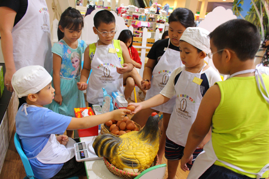 Các em nhỏ học làm bánh tại CLB Mỗi tuần 1 điều hay (Trung tâm Thương mại Imperial Plaza, Vũng Tàu). Ảnh: MINH THANH