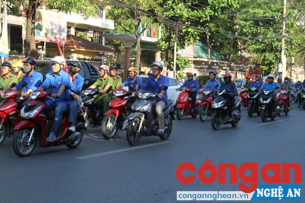 Lực lượng tham gia diễu hành tại buổi lễ ra quân