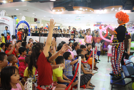 Các bé tham gia biểu diễn tạo hình bong bóng tại chương trình Ngày của bé do Trung tâm thương mại The Imperial Plaza Vũng Tàu tổ chức.