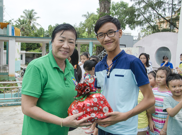 Bà Nguyễn Thị Men, Giám đốc Nhà Thiếu nhi tỉnh tặng quà cho các em thiếu nhi tham gia Ngày hội.