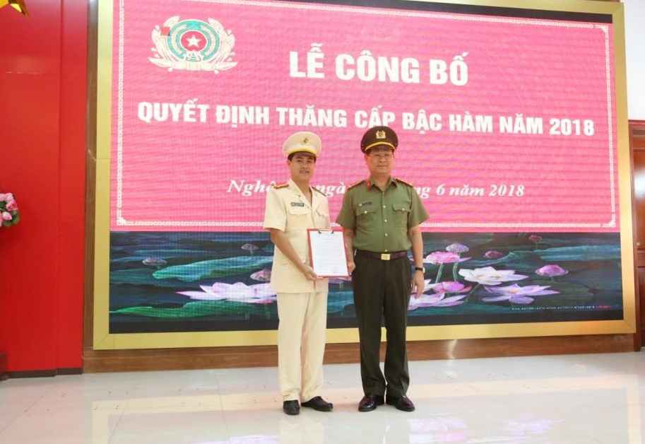 Thừa ủy quyền của Bộ trưởng Bộ Công an, Đại tá, PGS,TS Nguyễn Hữu Cầu, UV BTV Tỉnh ủy, Bí thư Đảng ủy, Giám đốc Công an tỉnh đã trao Quyết định thăng cấp bậc hàm Đại tá cho đồng chí Nguyễn Đức Hải, Phó Giám đốc Công an tỉnh