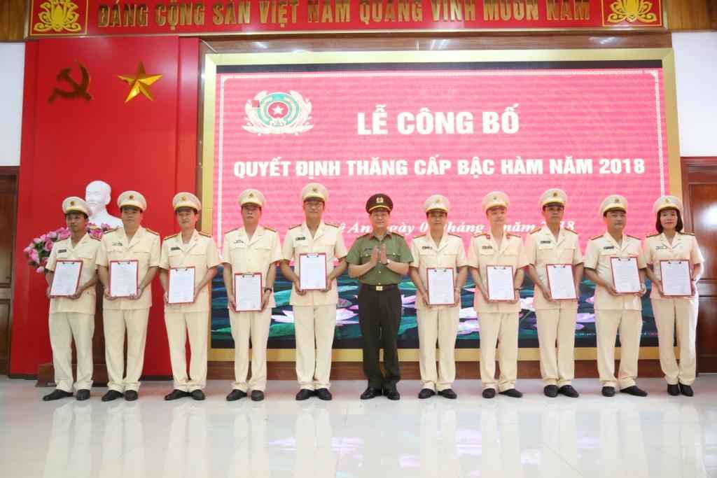 Trao quyết định cho các đồng chí được thăng cấp bậc hàm năm 2018