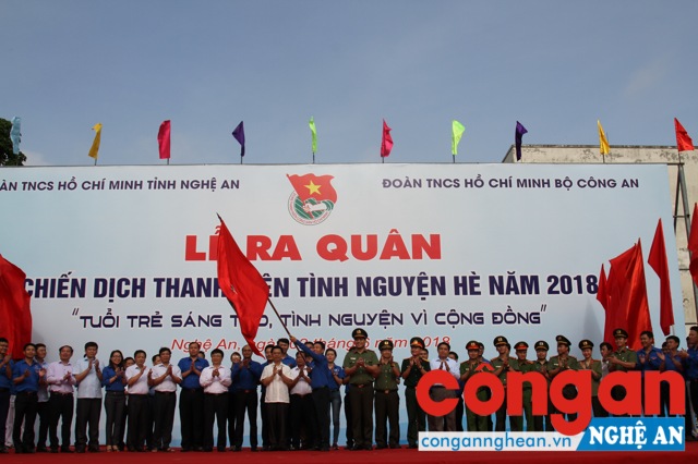 Nghi thức trao cờ quyết thắng khởi động Chiến dịch TNTN hè năm 2018
