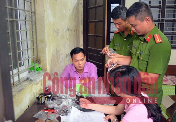 Lực lượng Công an khám xét nơi kinh doanh và các tang vật bị thu giữ cùng đối tượng Đào Trung Thành (áo tím).