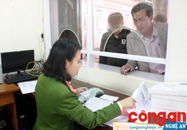 Phòng Cảnh sát QLHC về TTXH Công an tỉnh giải quyết thủ tục hành chính cho người dân