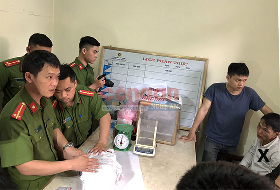Đối tượng (X) cùng tang vật trong 1 chuyên án do Công an TP Vinh khám phá