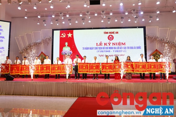 15 đơn vị có thành tích xuất sắc trong phong trào thi đua yêu nước đã được nhận Cờ của Thủ tướng Chính phủ.