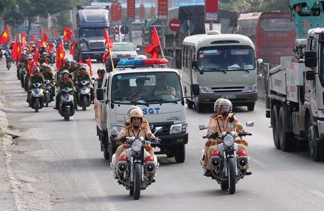 Công an thị xã Hoàng Mai tổ chức diễu hành trên các tuyến đường để tuyên truyền về công tác PCMT
