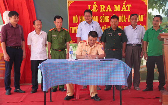 Lãnh đạo các đơn vị ký cam kết đảm bảo ANTT mô hình 