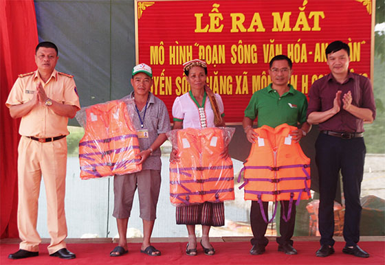 Trao tặng áo phao cho bà con xã Môn Sơn