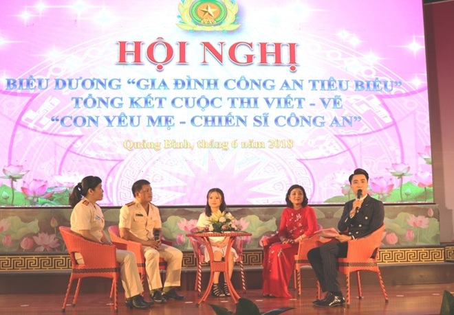 Các gia đình Công an tiêu biểu tham gia giao lưu, tọa đàm tại Hội nghị.