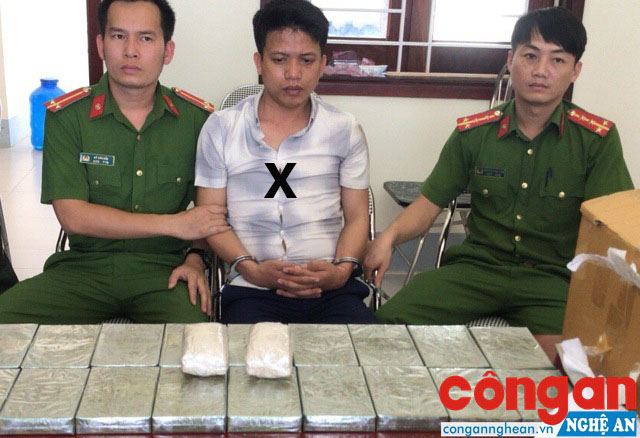 Công an TX Hoàng Mai bắt quả tang đối tượng (X) vận chuyển 20 bánh hêrôin và 4.000 viên ma tuý tổng hợp