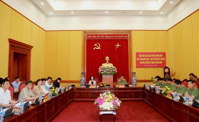 Toàn cảnh buổi làm việc.