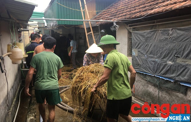 Rơm được vận chuyển ra khỏi đám cháy (vụ cháy xảy ra tại nhà ông Nguyễn Văn Ngọc)