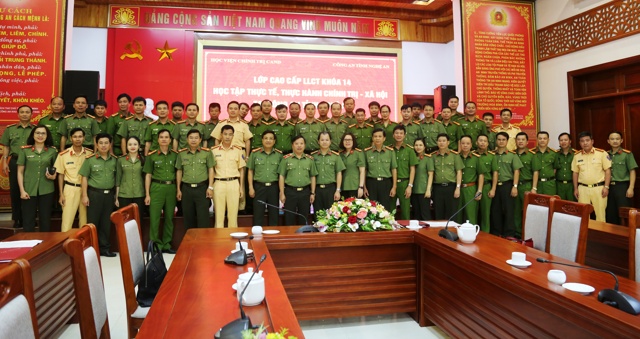Các học viên và đại biểu chụp ảnh lưu niệm