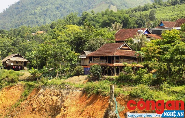 Nhiều hộ dân nhà gần khe suối nguy cơ sạt lở cao có nguyện vọng chính đáng đến nơi ở mới nhưng 10 năm vẫn chưa thực hiện được
