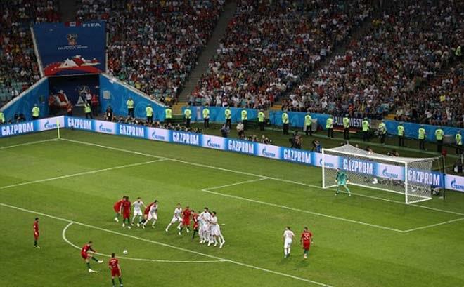 Ronaldo đánh bại De Gea với cú đá phạt vọt hàng rào vào góc cao ở phút 88