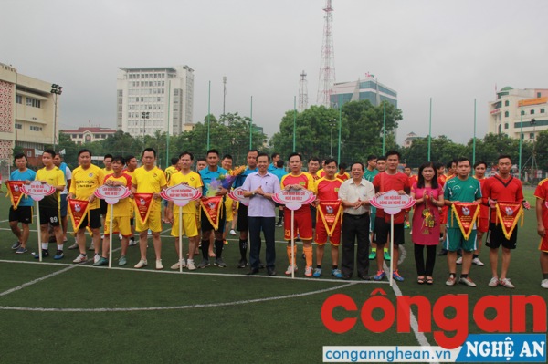 Đại diện ban tổ chức lên trao hoa và cờ lưu niệm cho các đội tham dự