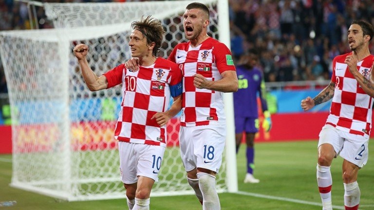 Modric ghi bàn trên chấm 11m