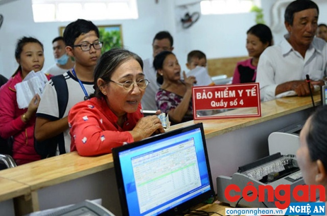 Người dân làm thủ tục khám, chữa bệnh bảo hiểm y tế tại bệnh viện 