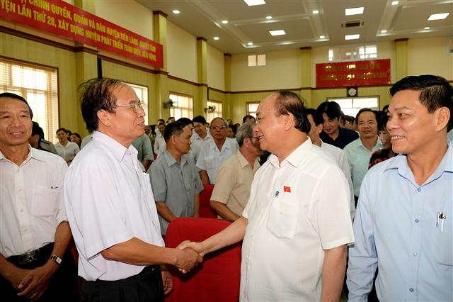 Thủ tướng cùng các cử tri. - Ảnh: VGP/Quang Hiếu
