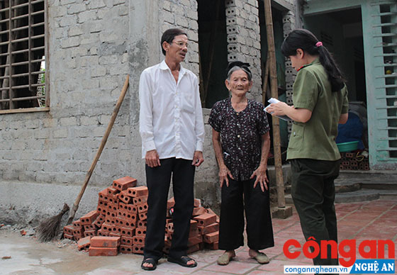 Phóng viên Báo Công an Nghệ An trong một lần tác nghiệp tại cơ sở