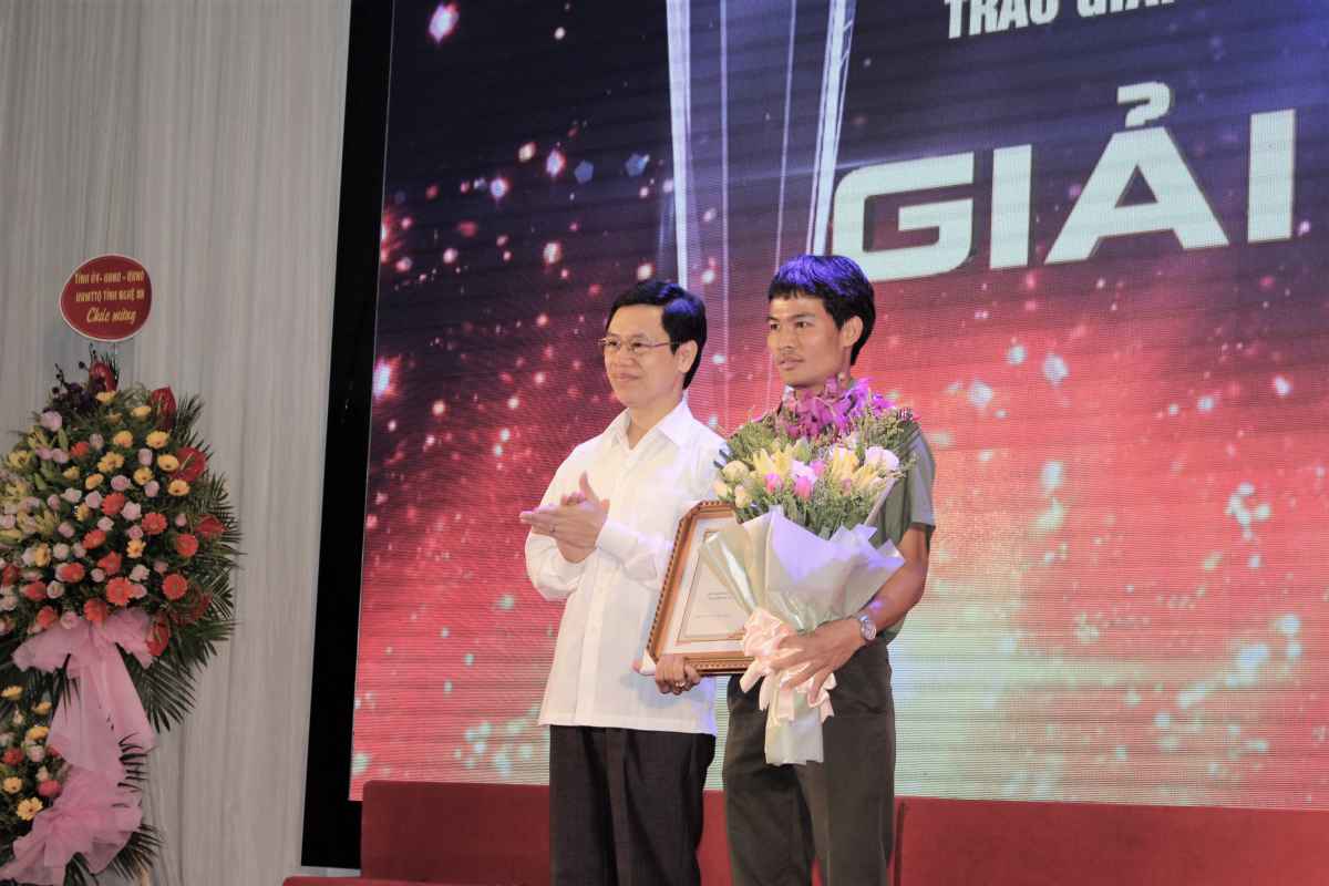 Trao giải A Giải báo chí Nghệ An 2017 cho tác phẩm Tổ quốc nơi đầu sóng của nhà báo Thiên Thảo - Báo Công an Nghệ An 