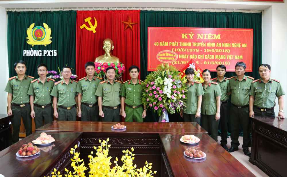 Lãnh đạo Công an tỉnh Nghệ An chúc mừng Trang PTTH Công an Nghệ An 
