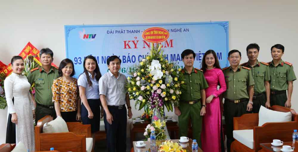 Đoàn công tác chúc mừng Đài PTTH Nghệ An nhân ngày 21/6