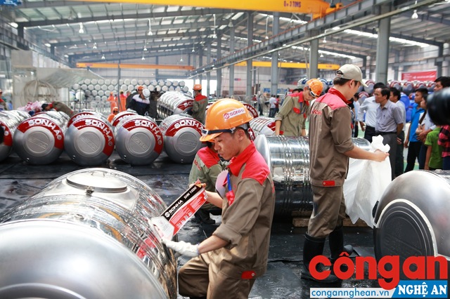Công nhân làm việc tại Khu kinh tế Đông Nam