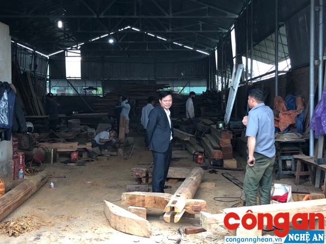 Lao động làng nghề cần nguồn vốn vay ưu đãi để phát triển sản xuất (Trong ảnh:  Làng nghề mộc tại xã Thanh Tường, huyện Thanh Chương - ảnh: Hồng Anh)