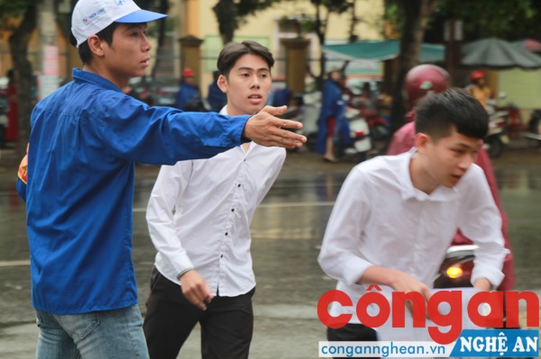 Một số thí sinh đến muộn 
