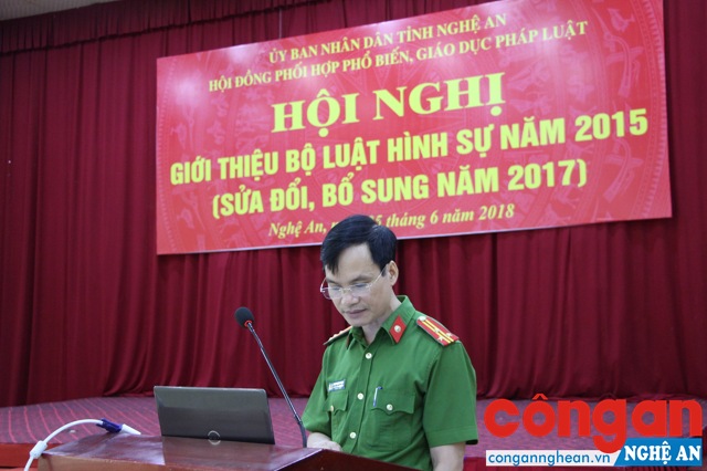 Đồng chí Thượng tá Hoàng Nghĩa Phượng Phó trưởng Phòng cơ quan cảnh sát điều tra giới thiệu một số nội dung mới trong Bộ luật Hình sự