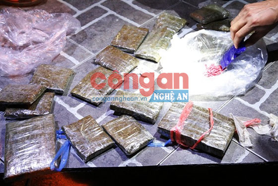 Các đối tượng và tang vật...