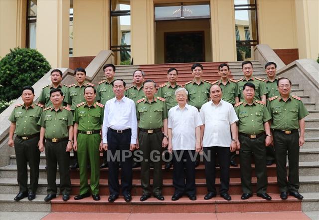 Tổng Bí thư Nguyễn Phú Trọng, Chủ tịch nước Trần Đại Quang, Thủ tướng Chính phủ Nguyễn Xuân Phúc; Bộ trưởng Tô Lâm cùng các đại biểu dự Hội nghị.