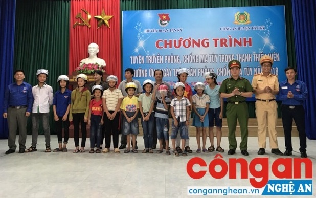 Chi đoàn Công an huyện Tân Kỳ và Công ty CP xây dựng và thương mại Vũ Trường Giang tặng quà và mũ bảo hiểm cho ĐVTN và học sinh