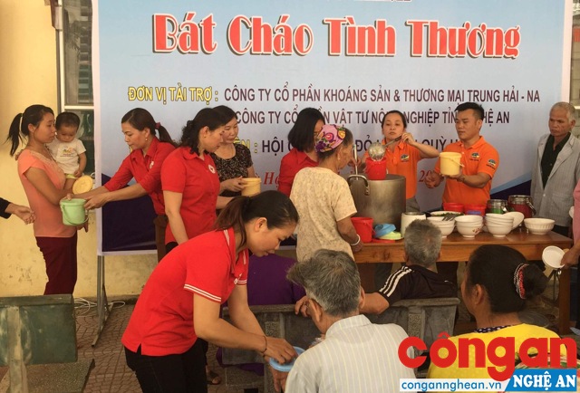 Hội Chữ thập đỏ huyện Quỳ Hợp nấu cháo cho bệnh nhân nghèo trên địa bàn huyện vào chủ nhật hàng tuần