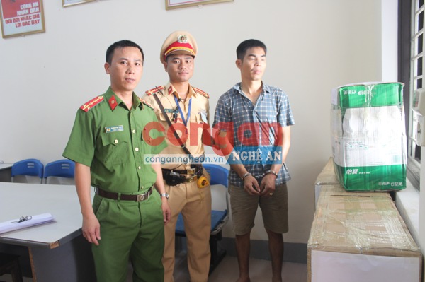Đối tượng Hoàng Văn Nguyên cùng tang vật tại cơ quan điều tra
