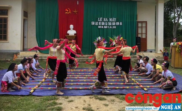 Phong trào văn nghệ quần chúng phát triển tạo điều kiện để xây dựng, hình thành các câu lạc bộ văn hóa, văn nghệ dân gian (Trong ảnh: Tiết mục tại buổi lễ ra mắt CLB Dân ca Thái, bản Kim Đa, huyện Con Cuông)