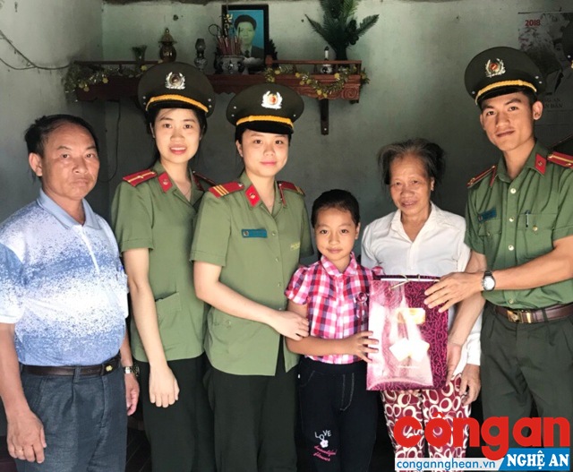 Chi đoàn Công an TX Hoàng Mai tặng quà cho học sinh nghèo vượt khó trên địa bàn