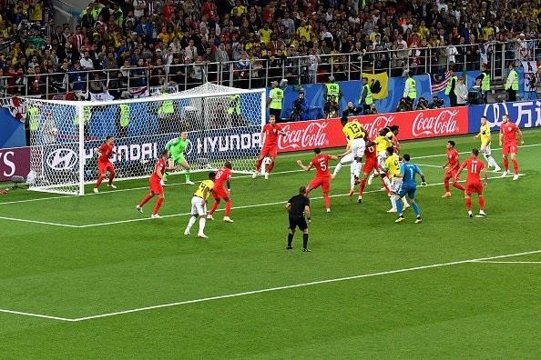 Ở phút bù giờ thứ 3, Mina có tình huống bật cao đánh đầu san bằng tỷ số 1-1