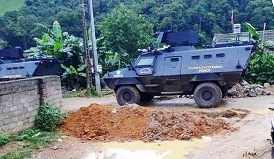 Xe bọc thép của cảnh sát cơ động tiến vào Lóng Luông để đánh bắt các đối tượng buôn bán, tàng trữ ma túy trong đường dây của Tuân và Thuận. Ảnh: SGGP