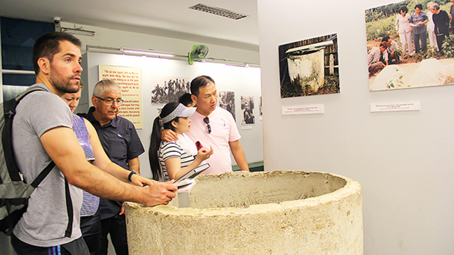 Khách quốc tế tham quan Bảo tàng Chứng tích chiến tranh TP.Hồ Chí Minh. Ảnh: LÊ MINH.