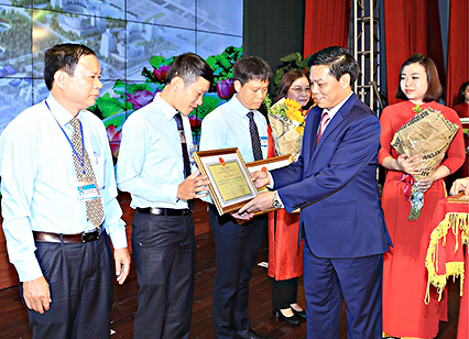 Đồng chí Nguyễn Văn Tùng, Chủ tịch UBND TP.Hải Phòng tặng Bằng khen cho các cá nhân tiêu biểu.