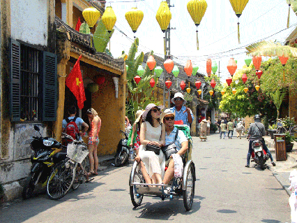 Khách du lịch tham quan phố cổ Hội An, Quảng Nam.