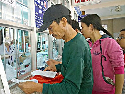 Bệnh nhân khám BHYT chờ lấy thuốc tại Bệnh viện Lê Lợi.