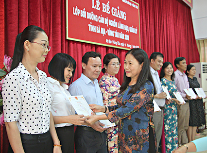 Đồng chí Nguyễn Thị Yến, Phó Bí thư Thường trực Tỉnh ủy, Trưởng Đoàn Đại biểu Quốc hội tỉnh trao giấy chứng nhận của Học viện Chính trị khu vực II cho các học viên hoàn thành lớp bồi dưỡng cán bộ nguồn lãnh đạo, quản lý năm 2018.
