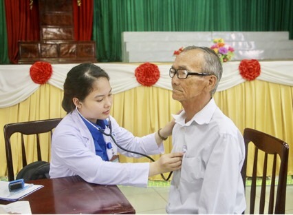 Y, bác sĩ của Bệnh viện Bà Rịa khám bệnh cho người có công với cách mạng, thân nhân gia đình chính sách tại huyện Long Điền.