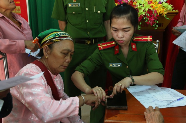 Lăn tay cho 1 cụ già đến làm CMND